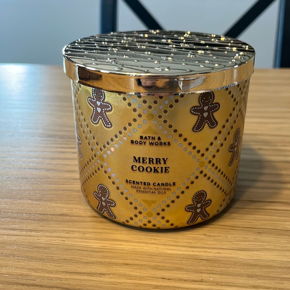 Bath & Body Works 3 Wick Candle. Merry Cookie.